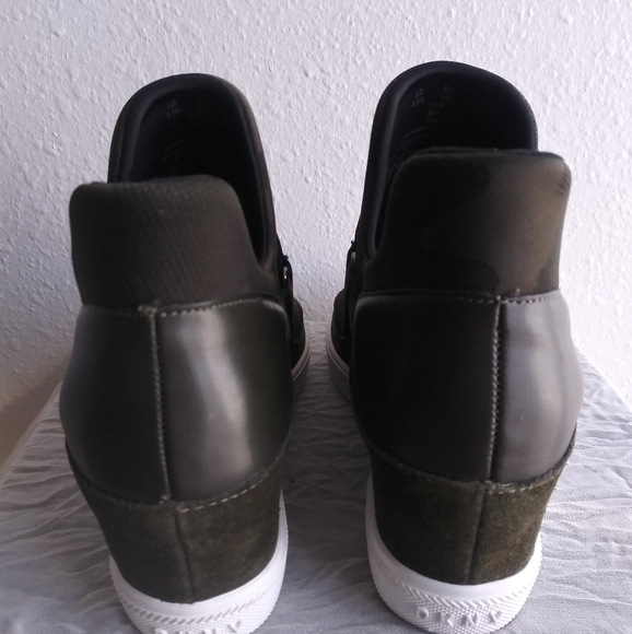 DKNY - Picture 3 of 4